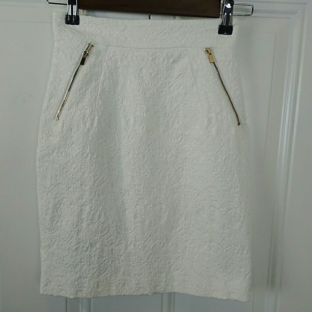 H & M off-white embossed skirt with pockets